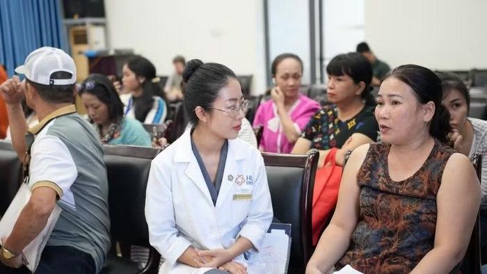 Các y, bác sĩ tiến hành khám sàng lọc, nhằm hỗ trợ điều trị, tái tạo cho những bệnh nhân có chỉ định phẫu thuật phù hợp. (Ảnh: B. Ngọc)