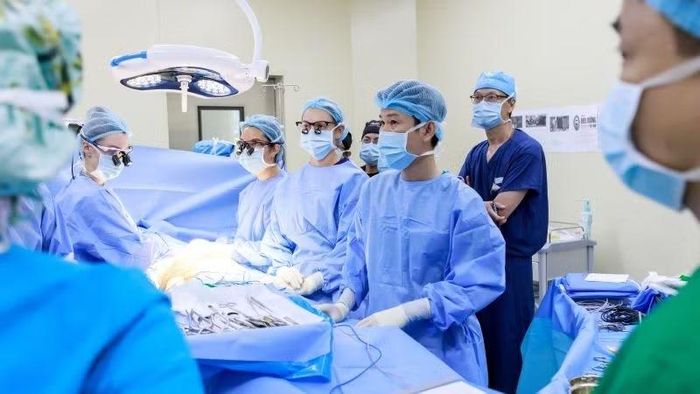 Khoảng 30 người bệnh đáp ứng tiêu chí chuyên môn và điều kiện của chương trình được xem xét hỗ trợ chi phí phẫu thuật. (Ảnh: B. Ngọc)