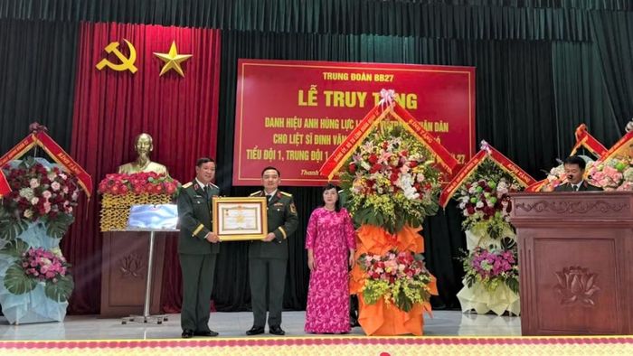 Thừa ủy quyền của Chủ tịch nước, Thiếu tướng Nguyễn Thanh Tình, Phó Chính ủy Quân đoàn 12, đã trao danh hiệu cao quý Anh hùng Lực lượng vũ trang nhân dân đến gia đình Liệt sĩ Đinh Văn Kiên (1950-1969), quê xã Nghi Liên, huyện Nghi Lộc, nay là phường Vinh Hưng, tỉnh Nghệ An, vào ngày 18/9 vừa qua. (Ảnh: BÍCH TRANG)