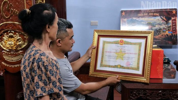 Người thân bên danh hiệu cao quý Đảng, Nhà nước ghi nhận những công lao của Liệt sĩ Đinh Văn Kiên.