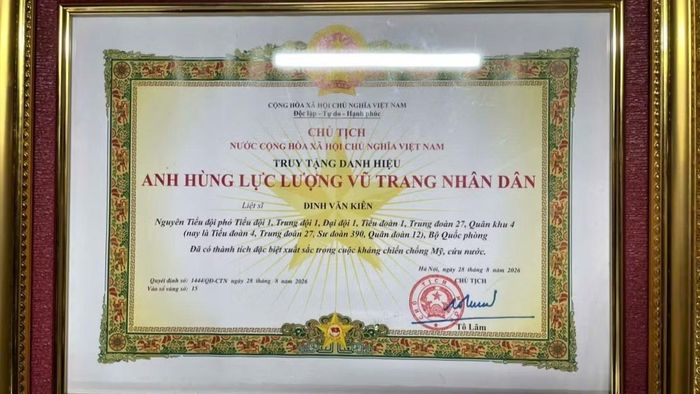 Đảng, Nhà nước truy tặng danh hiệu Anh hùng Lực lượng vũ trang nhân dân đối với liệt sĩ Đinh Văn Kiên. (Ảnh: VH)