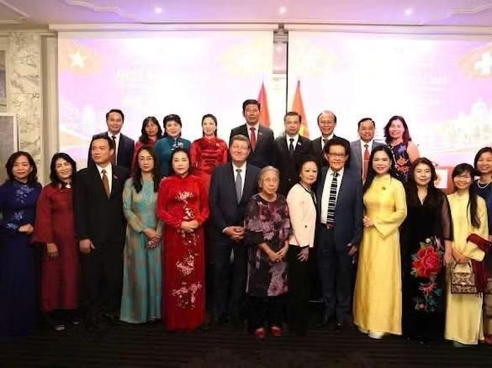 Các đại biểu chụp ảnh kỷ niệm. (Ảnh: Đại sứ quán Việt Nam tại Thụy Sĩ cung cấp)