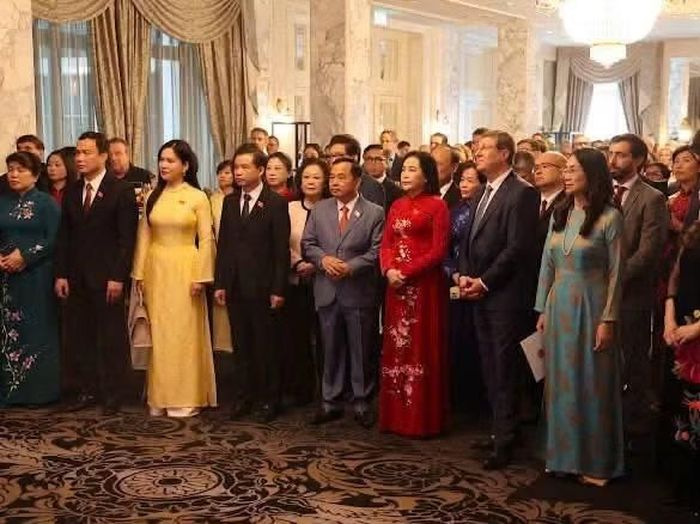 Các đại biểu tham dự buổi lễ. (Ảnh: Đại sứ quán Việt Nam tại Thụy Sĩ cung cấp)