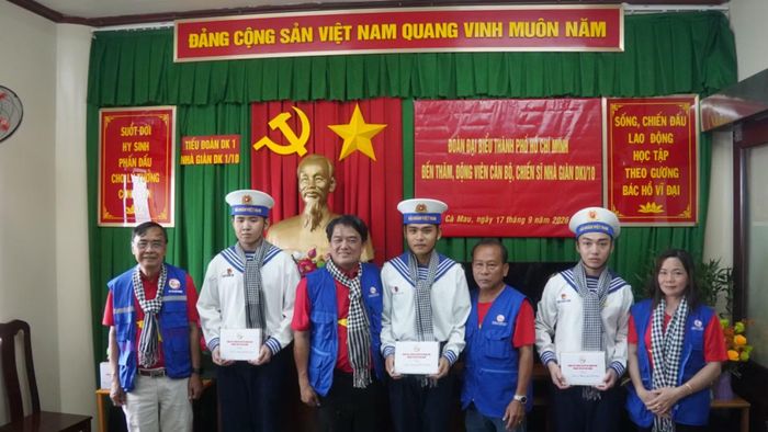 Đoàn đại biểu Thành phố Hồ Chí Minh thăm tặng quà cán bộ, chiến sĩ tại Nhà giàn DK1/10.