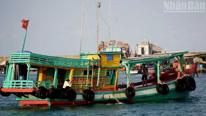 Khoảng cách hơn 220km với đất liền vẫn tác động trực tiếp đến việc đi lại, vận chuyển hàng hóa, chăm sóc sức khỏe của người dân tại đảo.