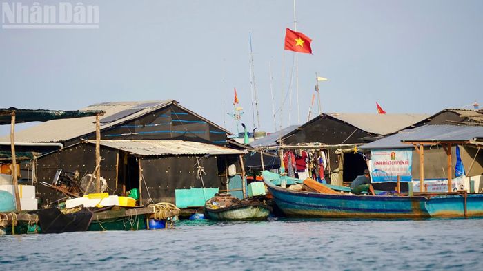  Năm 1993, Thổ Chu đón 17 hộ dân đầu tiên ra đảo, đến nay đảo có hơn 500 hộ dân với hơn 1.800 người, sinh sống chủ yếu bằng nghề khai thác, nuôi trồng thủy sản﻿ và dịch vụ du lịch. 