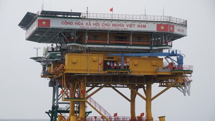 Trung tá Mai Trường Vinh, Chỉ huy trưởng Nhà giàn DK1/10 cho biết đặc thù của hệ thống nhà giàn là nằm ở vòng ngoài, xa đất liền, chịu ảnh hưởng trực tiếp của thời tiết biển theo mùa.