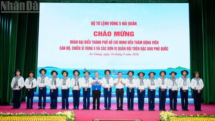 Đồng chí Nguyễn Phước Lộc, Ủy viên Trung ương Đảng, Phó Bí thư Thành ủy Thành phố Hồ Chí Minh, Chủ tịch Ủy ban Mặt trận Tổ quốc Việt Nam Thành phố tặng quà cho chiến sĩ quê Thành phố Hồ Chí Minh đang thực hiện nghĩa vụ tại Vùng 5 Hải quân.