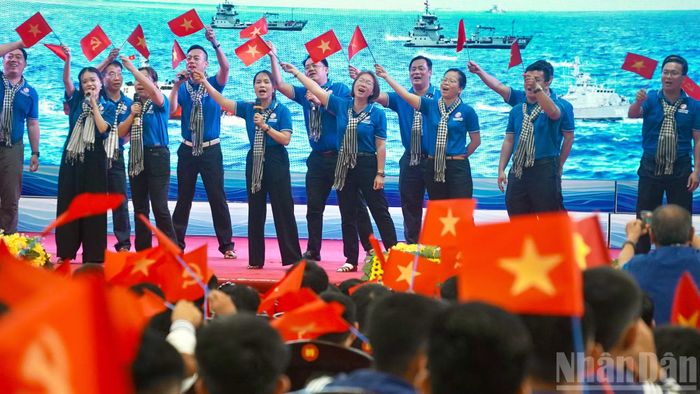 Chương trình giao lưu văn nghệ giữa đoàn công tác Thành phố Hồ Chí Minh và cán bộ, chiến sĩ Hải quân.