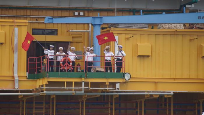 Cán bộ, chiến sĩ Nhà giàn DK1/10 chào tạm biệt đoàn công tác Thành phố Hồ Chí Minh.