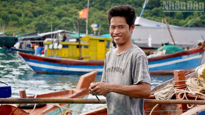 Người dân gắn bó với nghề đi biển.