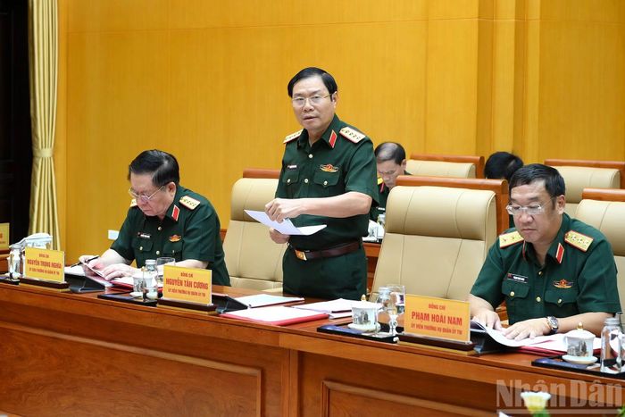 Đại tướng Nguyễn Tân Cương, Ủy viên Trung ương Đảng, Ủy viên Thường vụ Quân ủy Trung ương, Tổng Tham mưu trưởng, Thứ trưởng Quốc phòng báo cáo tại hội nghị.