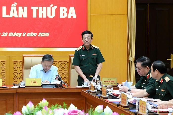 Đại tướng Phan Văn Giang, Ủy viên Bộ Chính trị, Phó Thủ tướng Chính phủ, Phó Bí thư Quân ủy Trung ương, Bộ trưởng Quốc phòng phát biểu tại hội nghị.