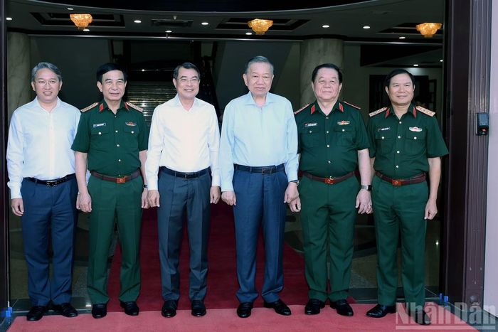 Tổng Bí thư, Chủ tịch nước Tô Lâm và Thủ tướng Chính phủ Lê Minh Hưng với các đại biểu dự hội nghị.
