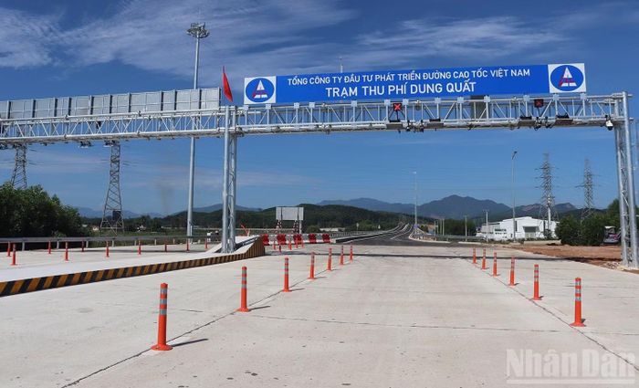 Nhánh nút giao Trì Bình-Dung Quất kết nối với đường Trì Bình-cảng Dung Quất. (Ảnh: HIỂN CỪ)