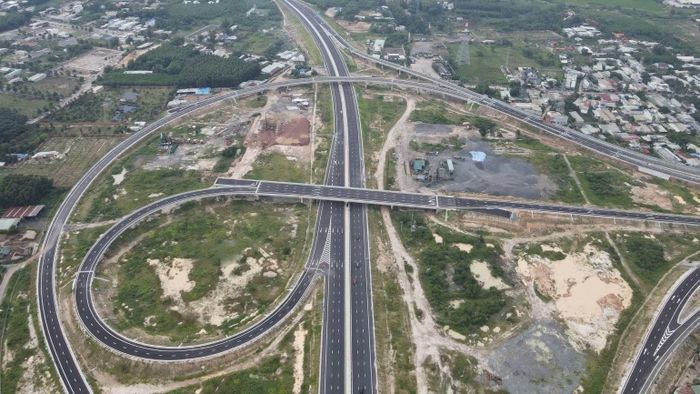 Nút giao Tân Hiệp, đoạn giao cao tốc Bến Lức-Long Thành với cao tốc Biên Hòa-Vũng Tàu giúp kéo dài hành trình đi lại và thông hành toàn tuyến cao tốc. (Ảnh: THIÊN VƯƠNG)