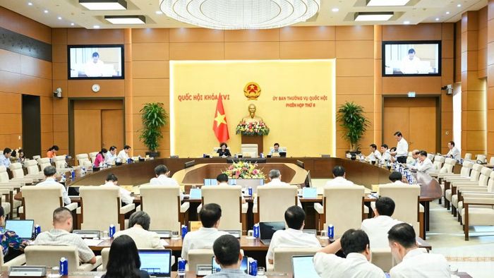 Chủ nhiệm Ủy ban Kinh tế và Tài chính Phan Văn Mãi trình bày báo cáo thẩm tra. (Ảnh: DUY LINH)