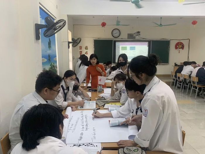 Học sinh của trường say sưa thảo luận trong giờ học. (Ảnh: Nhà trường cung cấp)