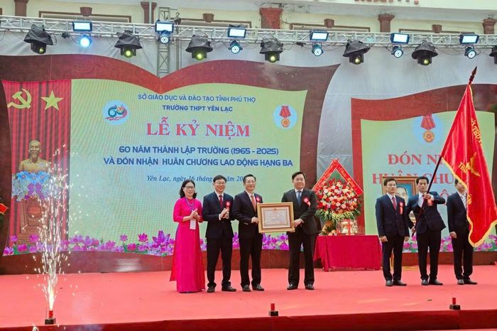 Trường trung học phổ thông Yên Lạc đón nhận Huân chương Lao động hạng Ba năm 2026. (Ảnh: Nhà trường cung cấp)