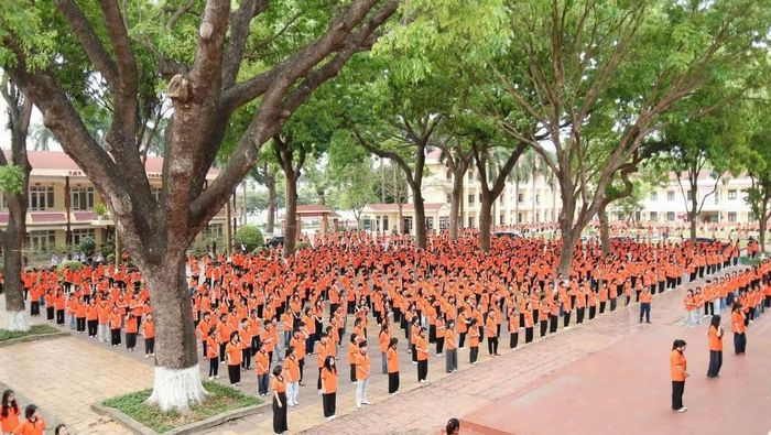 Khuôn viên sân trường rợp bóng cây xanh. (Ảnh: Nhà trường cung cấp)