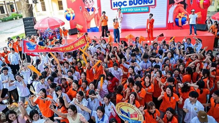 Học sinh của Trường trung học phổ thông Yên Lạc cổ vũ Chương trình Siêu hội học đường. (Ảnh: Nhà trường cung cấp)