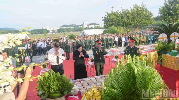 Phó Thủ tướng Chính phủ Phạm Thị Thanh Trà cùng các đại biểu dâng hương tưởng nhớ, tri ân các Anh hùng liệt sĩ. (Ảnh: CÔNG HẢI)
