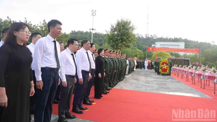 Phó Thủ tướng Chính phủ Phạm Thị Thanh Trà cùng các đại biểu và nhân dân tham dự Lễ viếng, truy điệu và an táng 71 hài cốt liệt sĩ. (Ảnh: CÔNG HẢI)