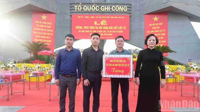 Phó Thủ tướng Chính phủ Phạm Thị Thanh Trà tặng quà cho các đơn vị và gia đình liệt sĩ. (Ảnh: CÔNG HẢI)