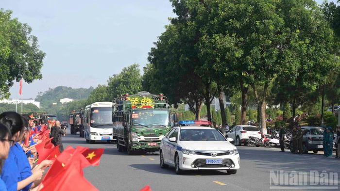Đông đảo nhân dân trên địa bàn tiễn đưa các Anh hùng liệt sĩ về nơi an nghỉ cuối cùng. (Ảnh: CÔNG HẢI)