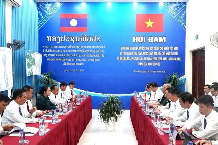 Đoàn đại biểu hai tỉnh dự hội đàm. (Ảnh: LÊ LAN)