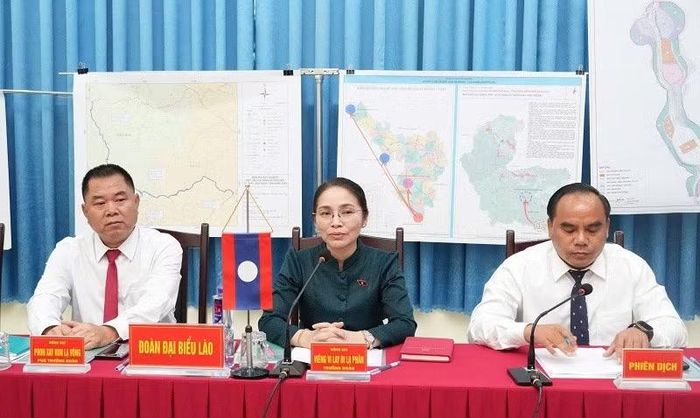 Đồng chí Viêng Vi Lay Đi Lạ Phăn, Ủy viên Ban Thường vụ Tỉnh ủy, Phó Chủ tịch Thường trực Ủy ban chính quyền tỉnh Luangprabang làm Trưởng đoàn của tỉnh Luangprabang dự hội đàm. (Ảnh: LÊ LAN)