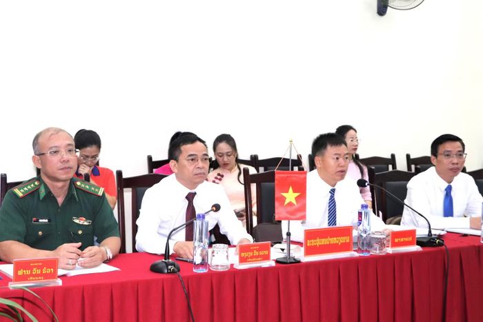 Đồng chí Nguyễn Văn Đoạt, Phó Chủ tịch Ủy ban nhân dân tỉnh Điện Biên, Trưởng đoàn tỉnh Điện Biên phát biểu tại hội đàm. (Ảnh: LÊ LAN)