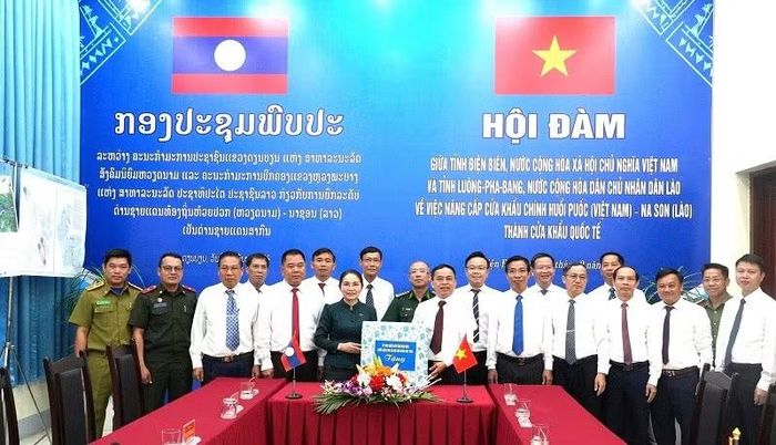 Đồng chí Nguyễn Văn Đoạt, Phó Chủ tịch Ủy ban nhân dân tỉnh Điện Biên trao quà lưu niệm tặng Đoàn công tác tỉnh Luangprabang. (Ảnh: LÊ LAN)