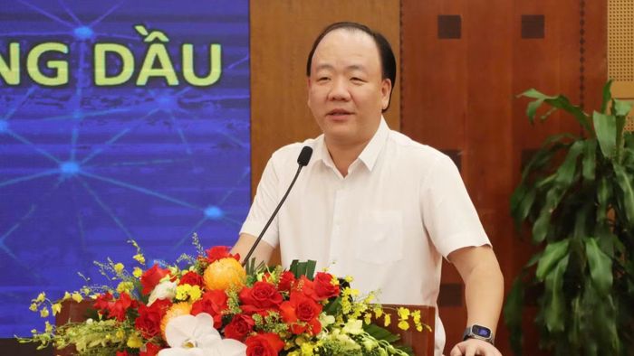 Cục trưởng Cục Quản lý và phát triển thị trường trong nước (Bộ Công thương) Trần Hữu Linh phát biểu ý kiến tại hội nghị. (Ảnh: BT)
