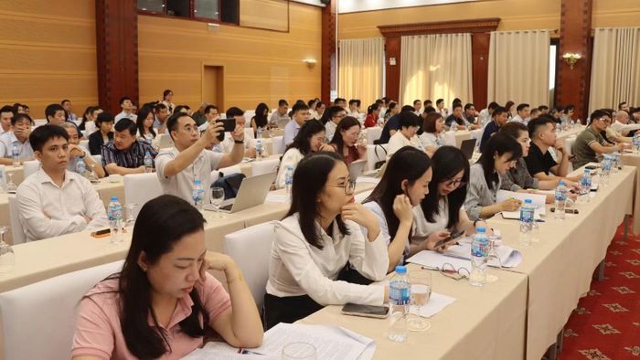 Các đại biểu, doanh nghiệp xăng dầu tham dự Hội nghị lấy ý kiến rộng rãi dự thảo nghị định thay thế các Nghị định của Chính phủ về kinh doanh xăng dầu. (Ảnh: BT)