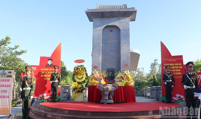 Khu mộ cụ Huỳnh Thúc Kháng nằm trên núi Thiên Ấn, phường Trương Quang Trọng. (Ảnh: HIỂN CỪ) 