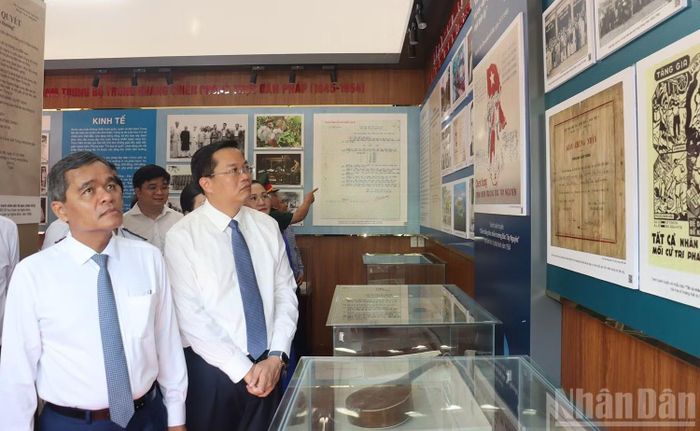 Đồng chí Hồ Văn Niên, Ủy viên Trung ương Đảng, Bí thư Tỉnh ủy Quảng Ngãi cùng các đồng chí lãnh đạo địa phương tham quan, tìm hiểu các tư liệu, hiện vật về cuộc đời hoạt động cách mạng của cụ Huỳnh Thúc Kháng tại Di tích Trụ sở Ủy ban Kháng chiến-Hành chính Nam Trung Bộ. (Ảnh: HIỂN CỪ)
