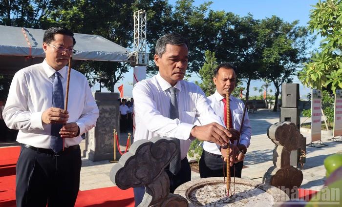 Đồng chí Hồ Văn Niên, Ủy viên Trung ương Đảng, Bí thư Tỉnh ủy Quảng Ngãi cùng các đồng chí lãnh đạo địa phương thành kính dâng hương bày tỏ lòng biết ơn sâu sắc đối với những công lao, đóng góp của cụ Huỳnh Thúc Kháng trong sự nghiệp đấu tranh giải phóng dân tộc, thống nhất nước nhà. (Ảnh: HIỂN CỪ)