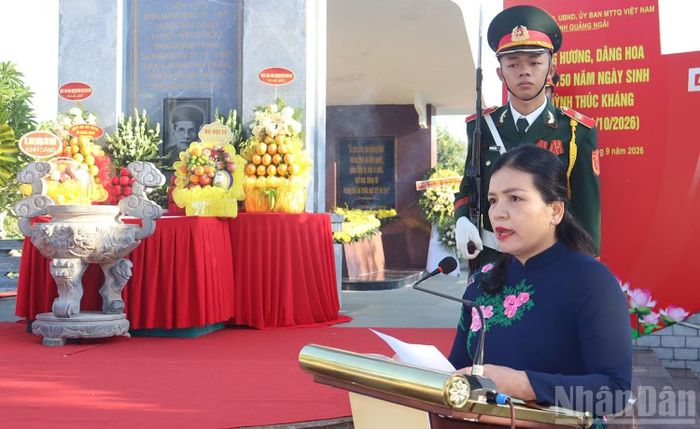Phó Chủ tịch Thường trực Ủy ban nhân dân tỉnh Quảng Ngãi Y Ngọc trình bày diễn văn tại lễ dâng hương. (Ảnh: HIỂN CỪ)