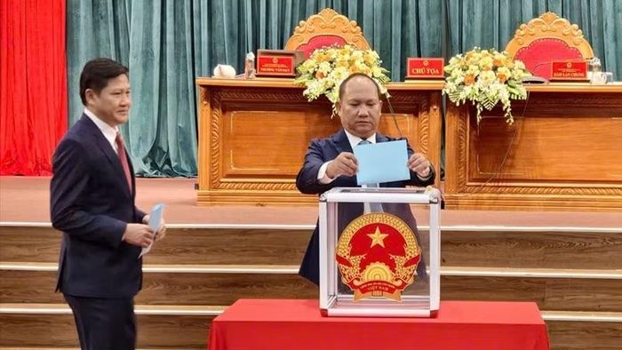 Chủ tịch Hội đồng nhân dân tỉnh Gia Lai Rah Lan Chung bỏ phiếu bầu bổ sung đồng chí Trần Thế Phan, Chỉ huy trưởng Bộ Chỉ huy quân sự tỉnh làm Ủy viên Ủy ban nhân dân tỉnh nhiệm kỳ 2026-2031. (Ảnh: LƯƠNG TÙNG)