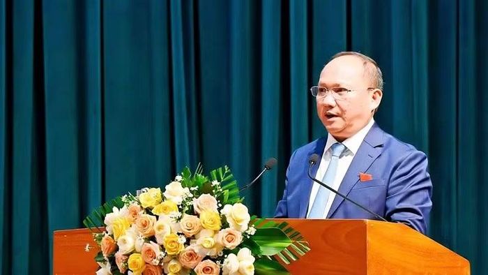 Chủ tịch Hội đồng nhân dân tỉnh Gia Lai Rah Lan Chung phát biểu tại hội nghị. (Ảnh: ĐỨC THỤY)