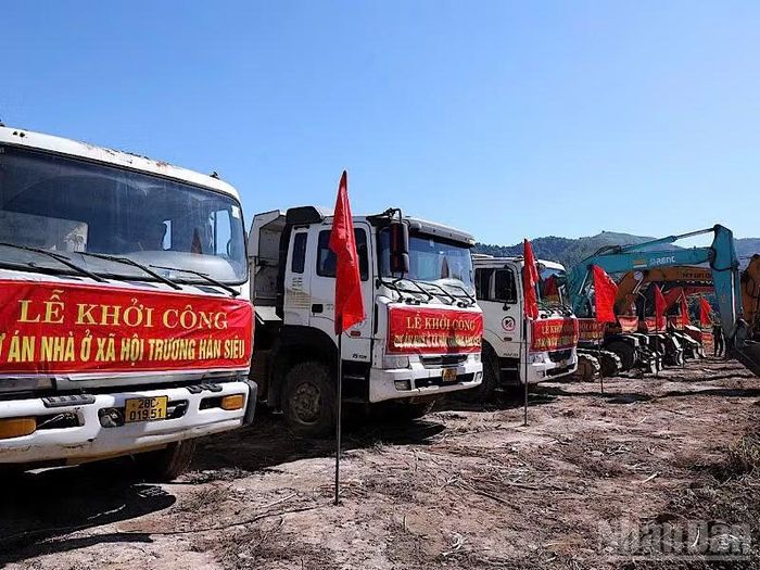 Phương tiện máy móc triển khai ngay sau lễ khởi công.
