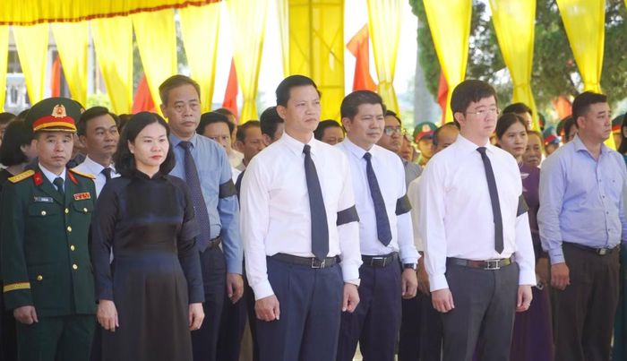 Các đại biểu tham dự lễ truy điệu và an táng 30 hài cốt liệt sĩ tại Nghĩa trang liệt sĩ Quảng Trị. (Ảnh: H.M)