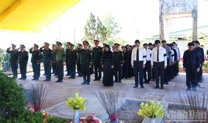 Các đại biểu và cán bộ, chiến sĩ dành phút mặc niệm, thành kính tưởng nhớ các liệt sĩ. (Ảnh: H.M)