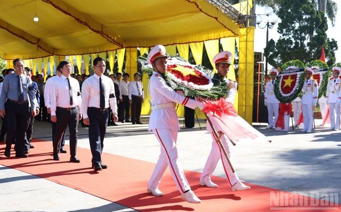 Đại biểu dâng hương, dâng hoa tri ân các Anh hùng liệt sĩ. (Ảnh: H.M)