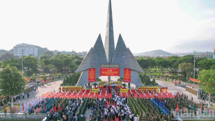 Lễ viếng, truy điệu và an táng hài cốt liệt sĩ được tỉnh Lào Cai tổ chức trang trọng. (Ảnh: CÔNG HẢI)