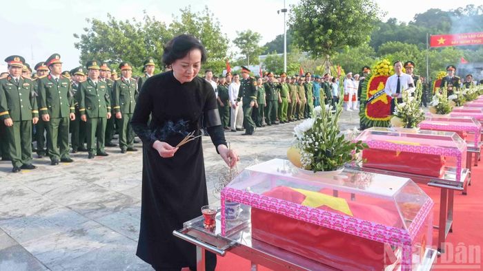Phó Thủ tướng Chính phủ Phạm Thị Thanh Trà cùng các đại biểu dâng hoa, dâng hương các Anh hùng liệt sĩ. (Ảnh: CÔNG HẢI)