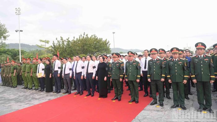 Phó Thủ tướng Chính phủ Phạm Thị Thanh Trà cùng các đại biểu và nhân dân tham dự buổi lễ. (Ảnh: CÔNG HẢI)