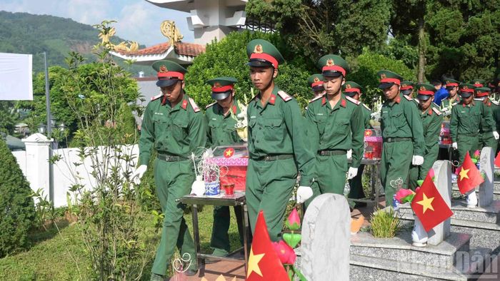 Các Anh hùng liệt sĩ trở về với đồng đội, quê hương. (Ảnh: CÔNG HẢI)