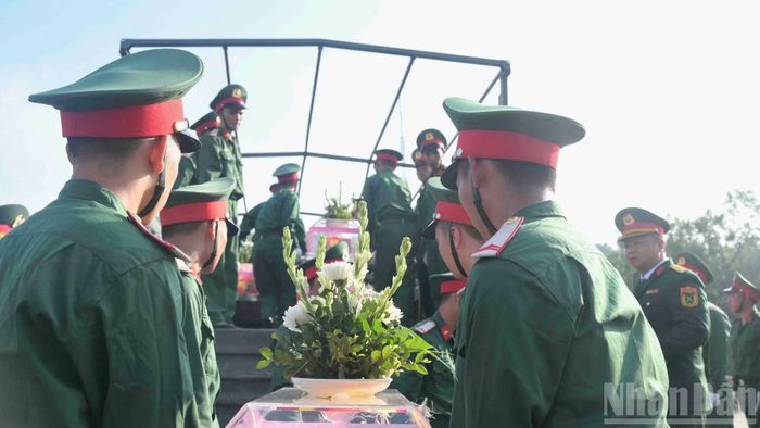 Các Anh hùng liệt sĩ được an táng tại Nghĩa trang Liệt sĩ phường Cam Đường và Nghĩa trang Liệt sĩ xã Bảo Thắng. (Ảnh: CÔNG HẢI)
